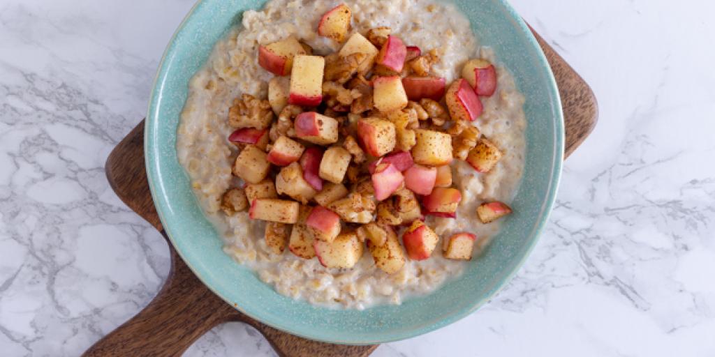 Havermoutpap met appel, kaneel en walnoten