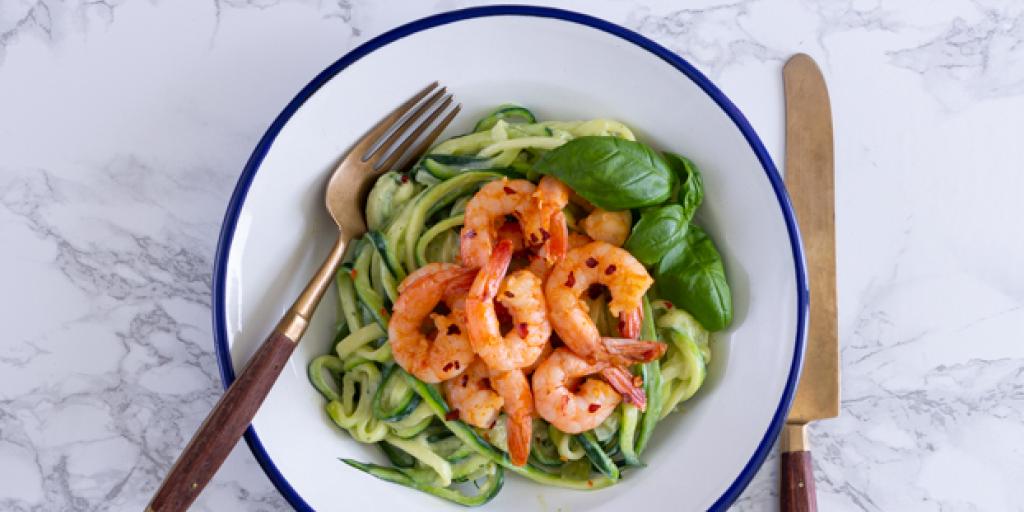 Courgettespaghetti met cocktailgarnalen, avocado en ricotta