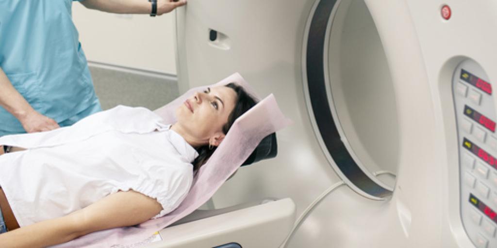 Vrouw gaat in de MRI scanner