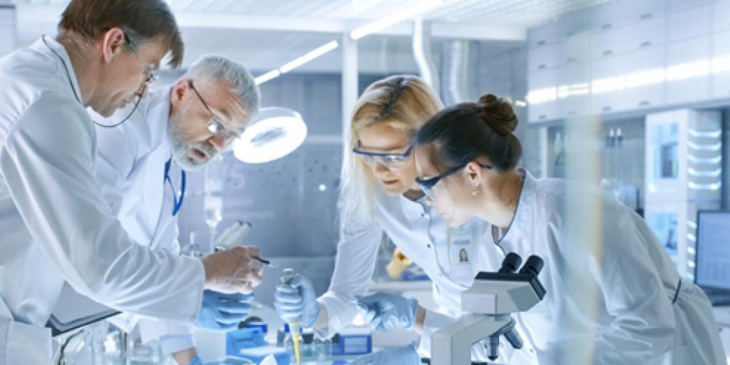 Wetenschappers in een laboratorium staan te werken bij een tafel