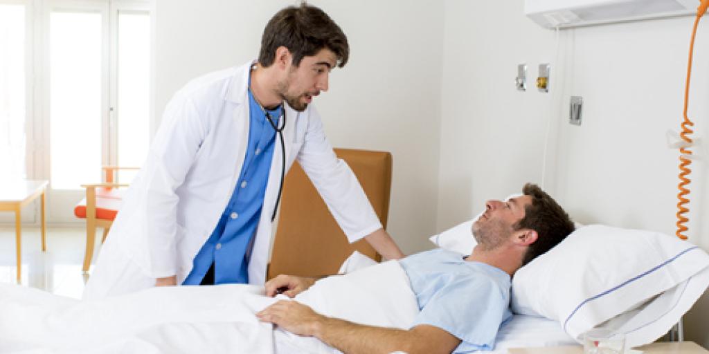 Dokter bij patiënt in ziekenhuis