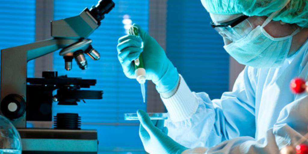 Onderzoeker met pipet