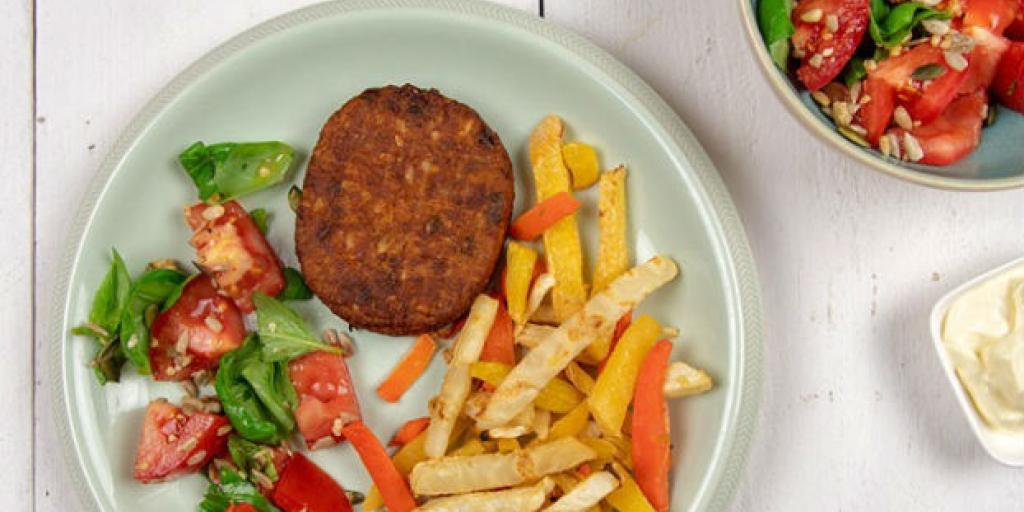 Groentefrietjes met cashew-zwarte bonenburger