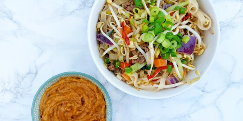 Gebakken noedels met pindasaus