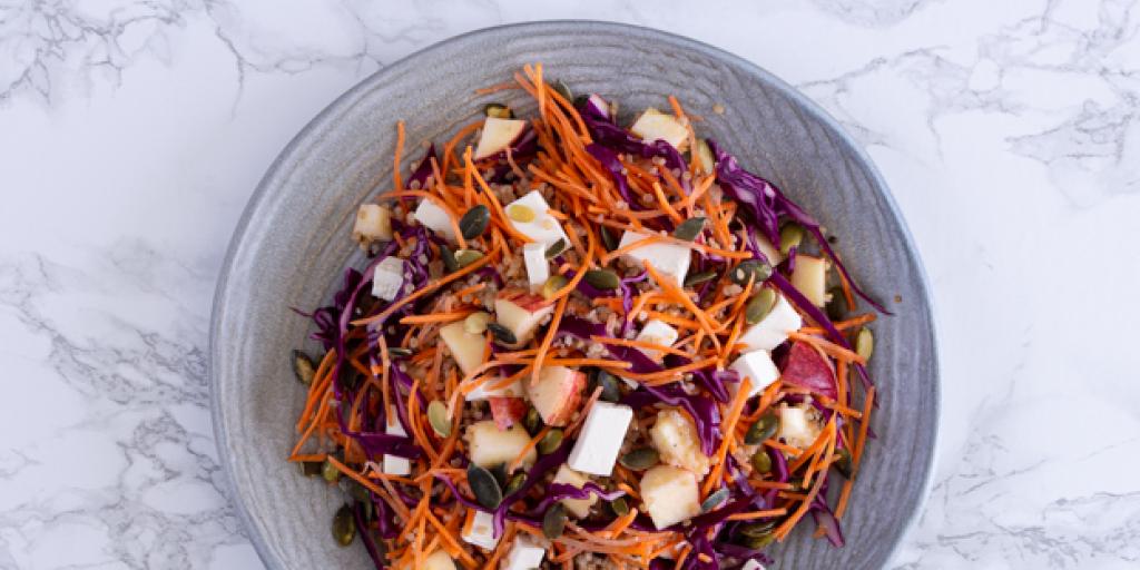 Quinoasalade met rode kool, wortel, appel en feta