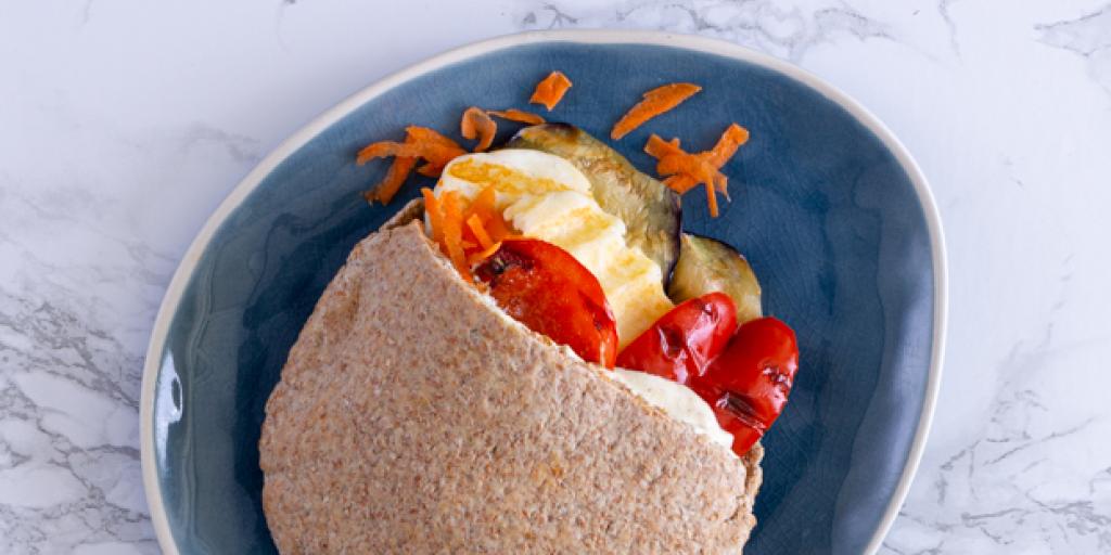 Volkoren pita met halloumi en gegrilde groente