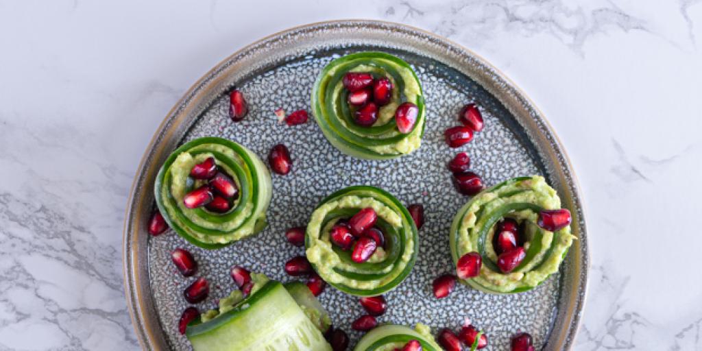 Koolhydraatarme komkommerrolletjes met granaatappel, limoen en avocado