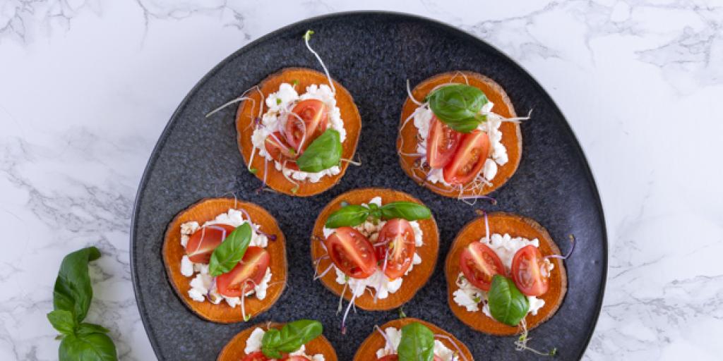 Toastjes van zoete aardappel met cottage cheese, tomaatjes en kiemgroente