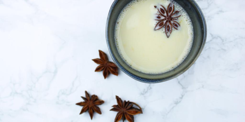 Warme anijsmelk