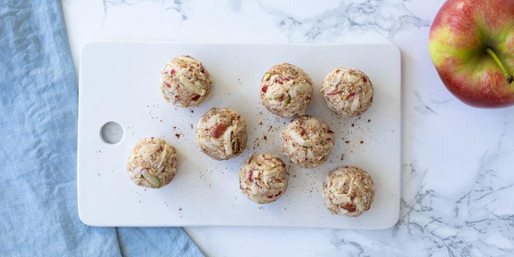 Balletjes van appel met pindakaas