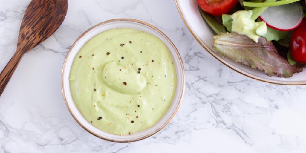 Foto van avocado-yoghurtdressing in een schaaltje