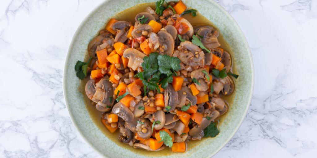 Foto groentestoof met wortel en linzen