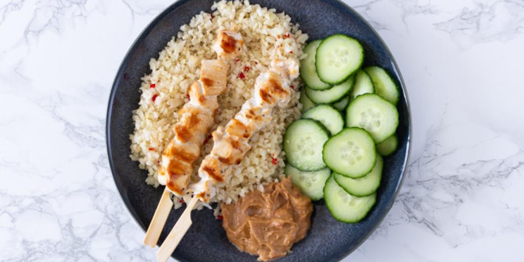 Foto: Kipsaté met bloemkoolrijst