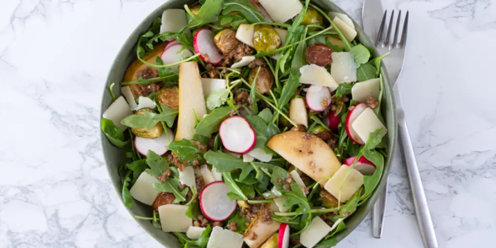 Salade met geroosterde spruiten en peer