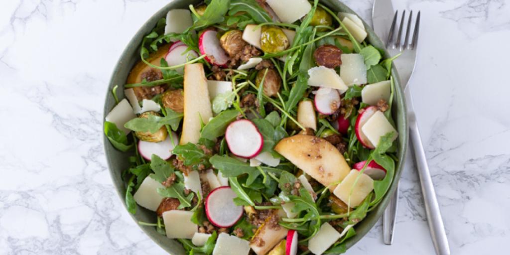 Salade met geroosterde spruiten en peer