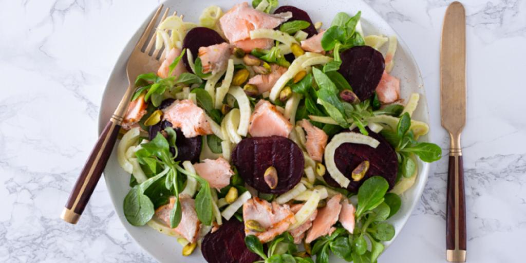 Salade met venkel, zalm en sinaasappel-mosterddressing
