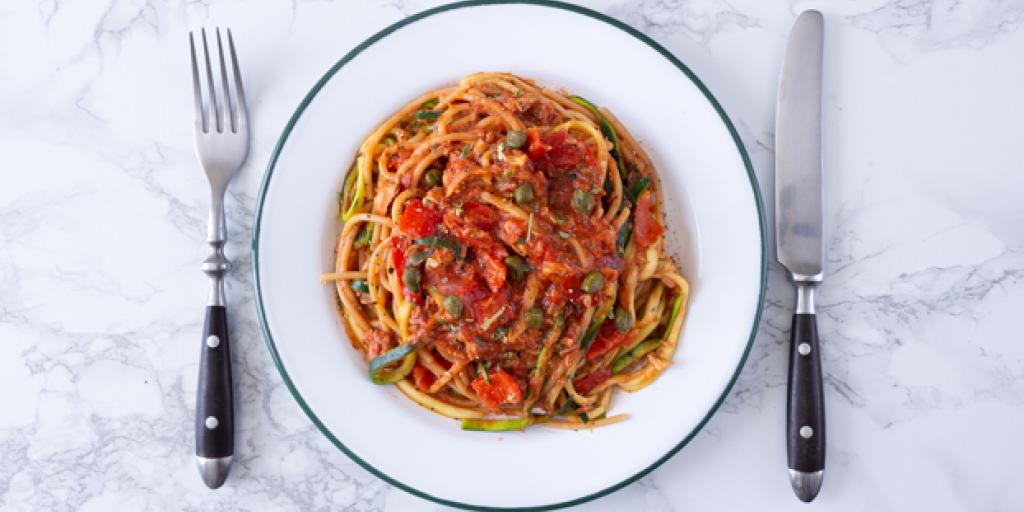 Foto: Mix van spaghetti en courgetti met tomatensaus met groente en  tonijn