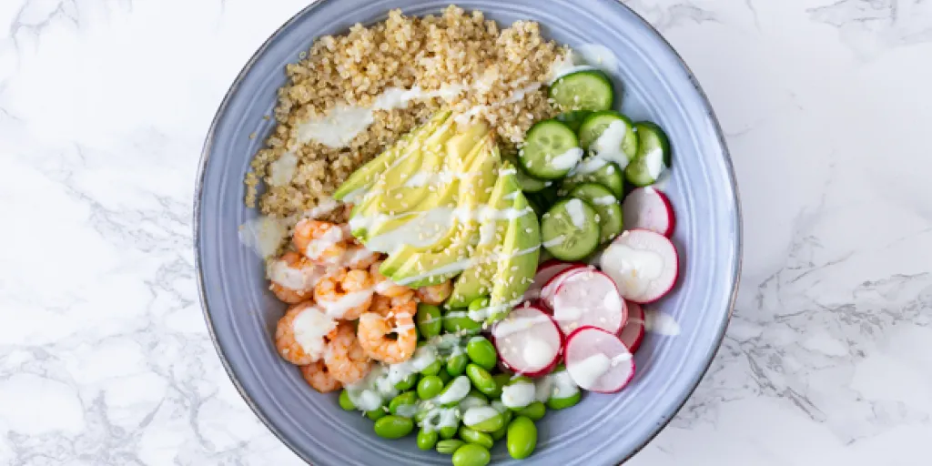 foto: sushibowl met quinoa, komkommer, radijs, edamame bonen, avocado en garnalen