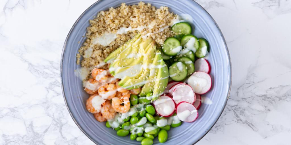 foto: sushibowl met quinoa, komkommer, radijs, edamame bonen, avocado en garnalen