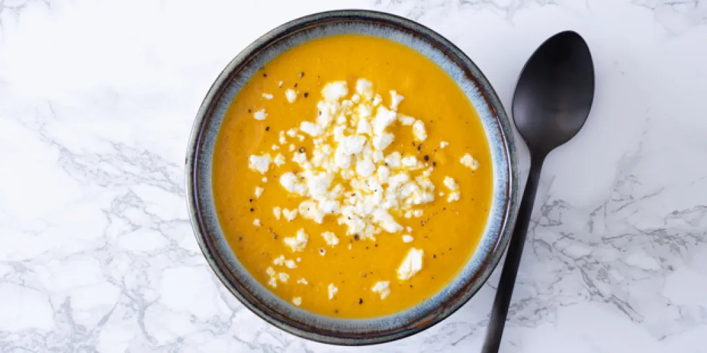 Wortel-zoete aardappelsoep met cashewnoten