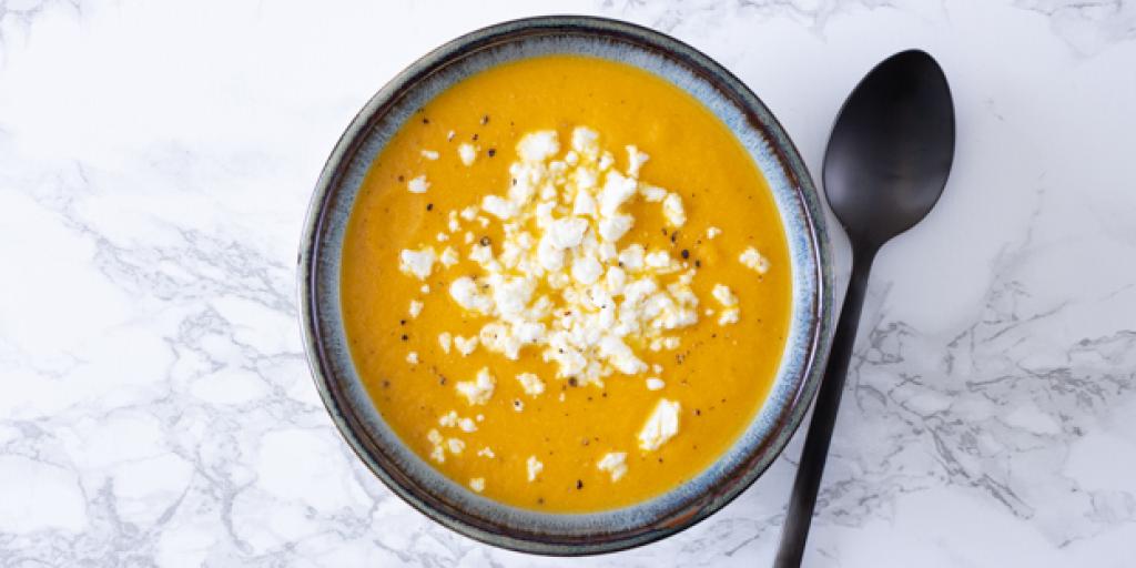 Wortel-zoete aardappelsoep met cashewnoten