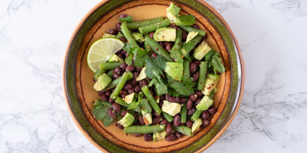 Zwarte bonensalade met avocado