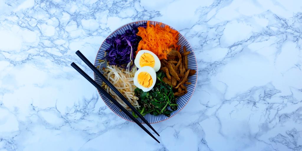 Aziatische bowl met bloemkoolrijst