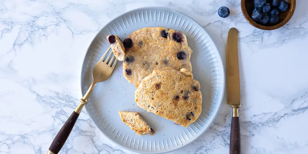 Pannenkoeken met blauwe bessen op een wit bord