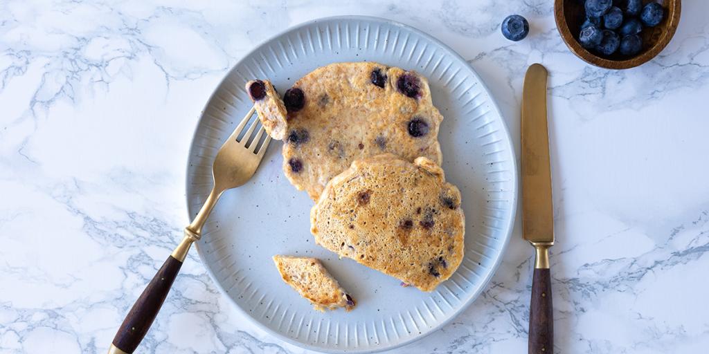 Pannenkoeken met blauwe bessen op een wit bord