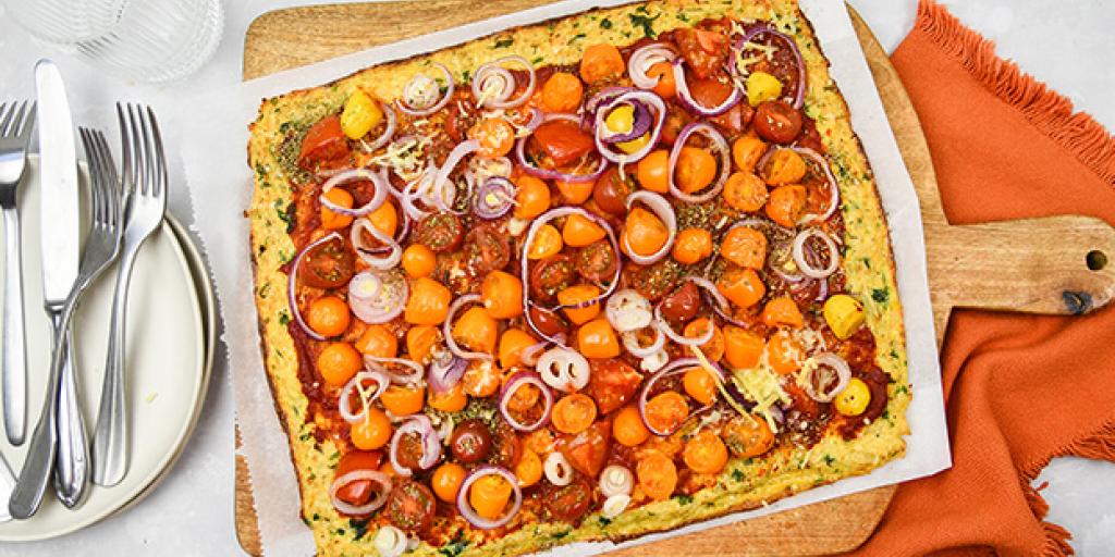Bloemkoolpizza met gekleurde tomaatjes