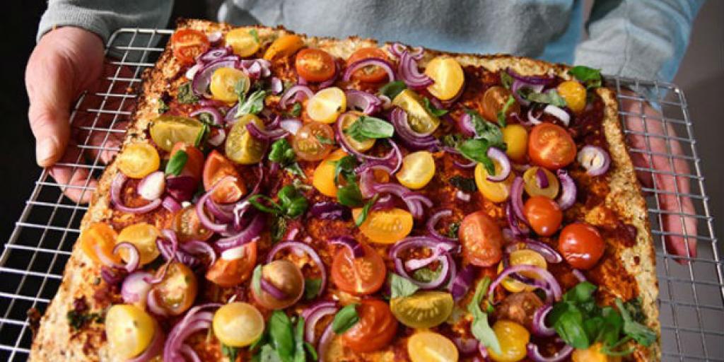 Bloemkoolpizza met tomaat