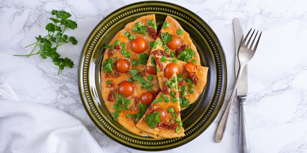 Boerenomelet met tuinerwten en kerstomaatjes