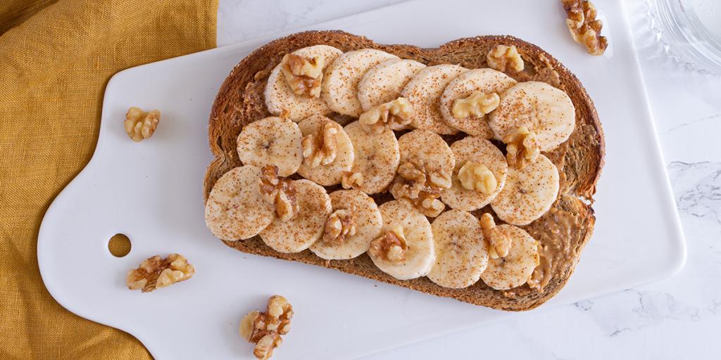 Boterham met pindakaas, banaan en walnoten
