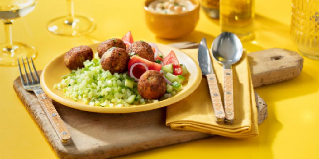 Broccolirijst met falafel en hummus