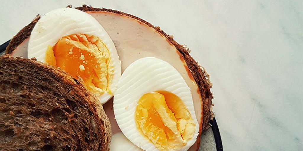 Volkorenbroodje met ei