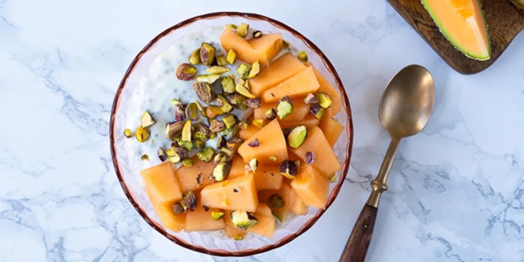 Pudding van chiazaadjes met cantaloupe meloen en pistachenoten
