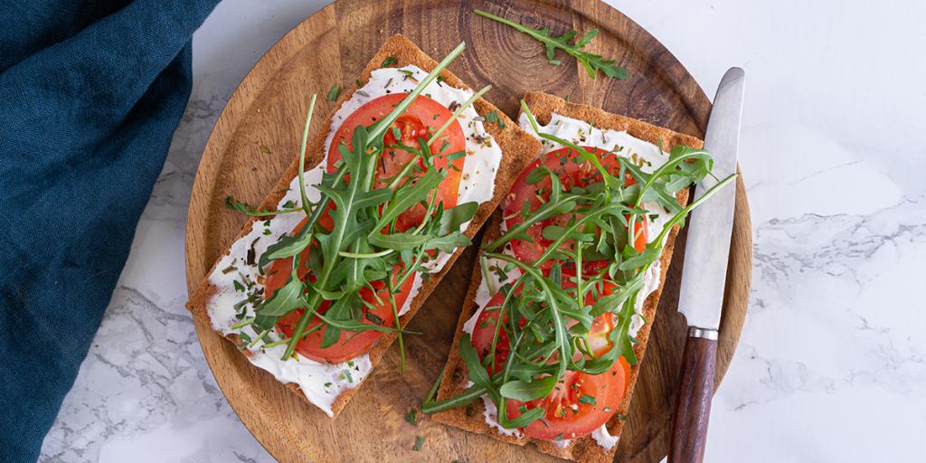 Cracker met tomaat en Provençaalse kruiden