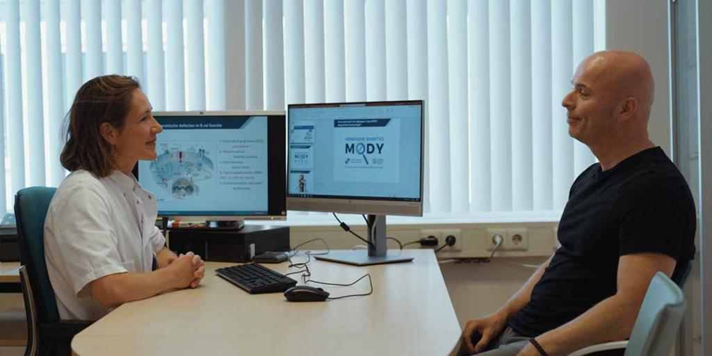 Onderzoeker dr. Marielle Schroijen praat met patiënt