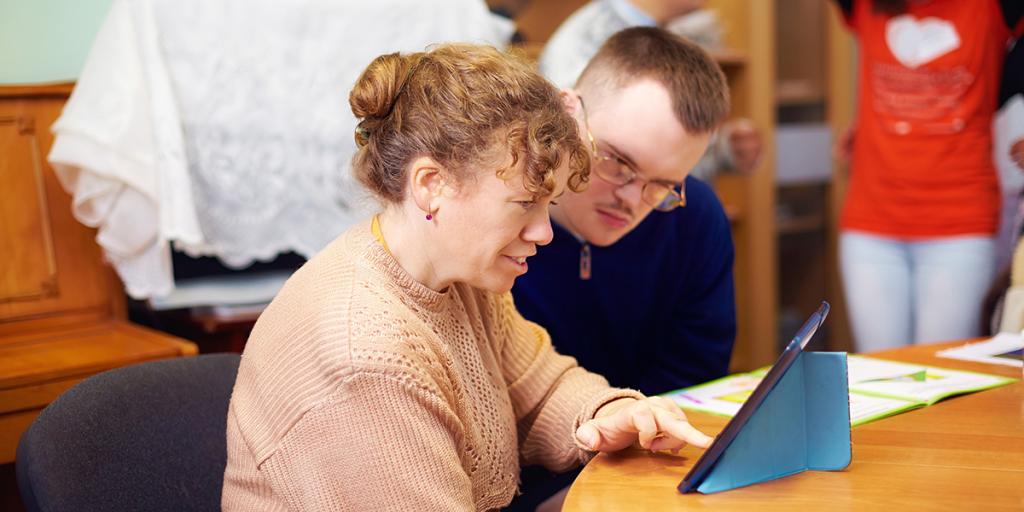 Mensen met een verstandelijke beperking bekijken informatie op een tablet