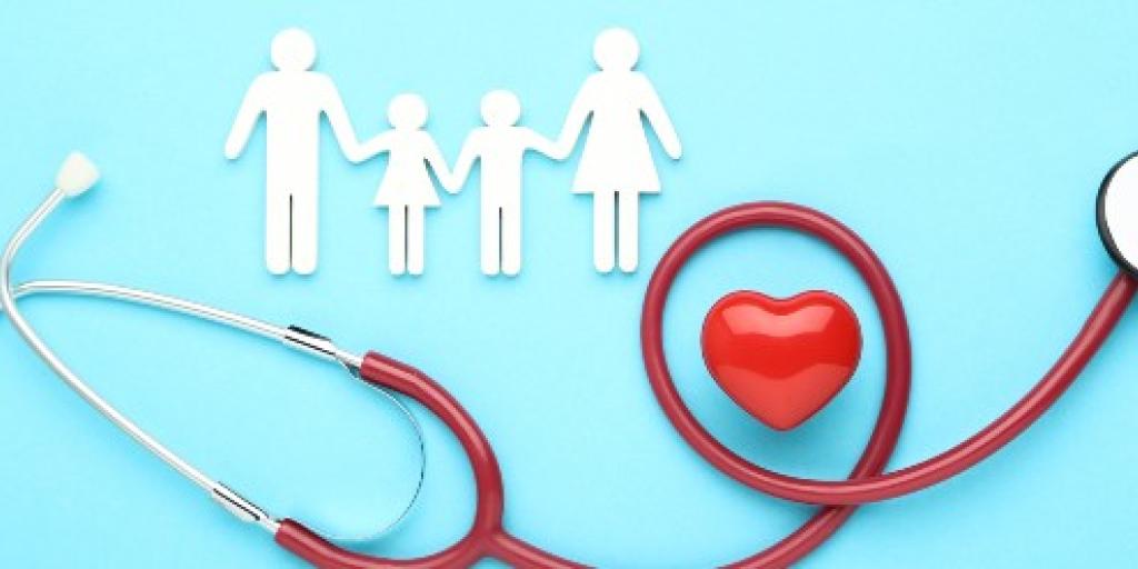 stethoscoop, hartje en van papier geknipte familie