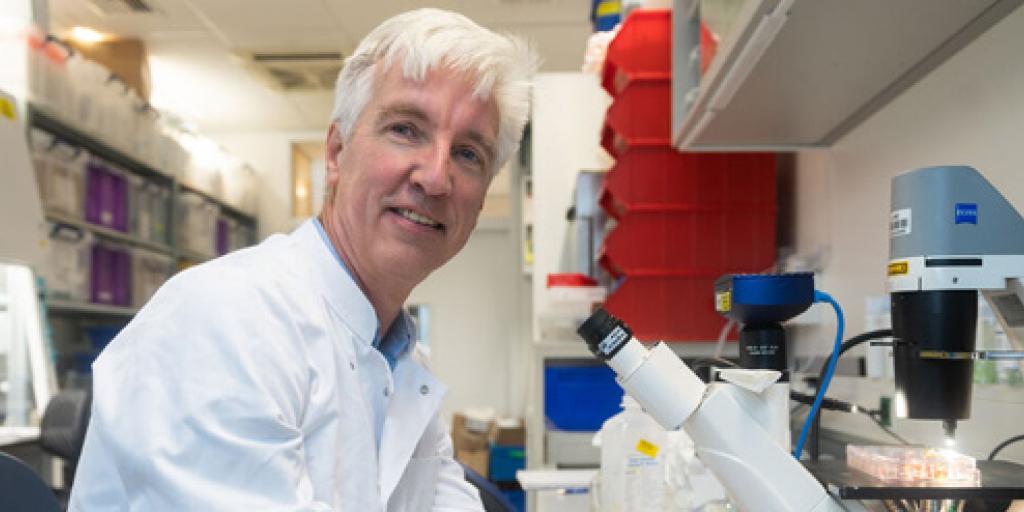 Professor Eelco de Koning zit aan een microscoop