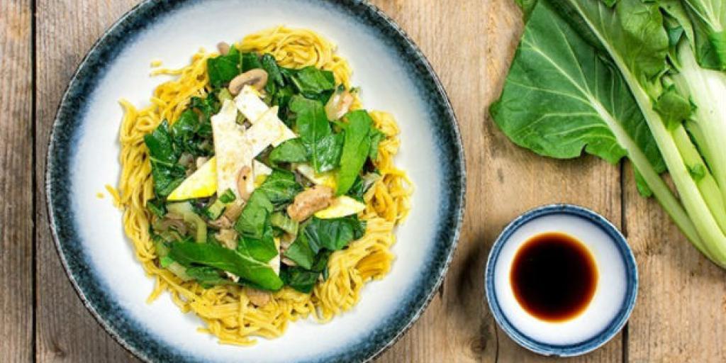 Noedels met paksoi en eierlinten