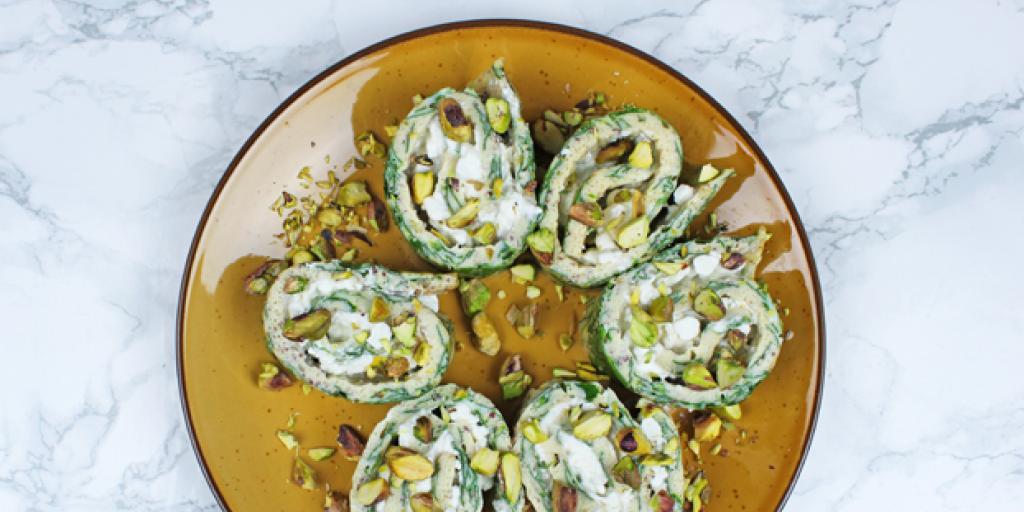 Foto Eiwrap hapjes met spinazie op bruin bord