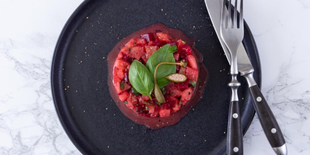 Foto tomatentartaar met kapperappeltjes