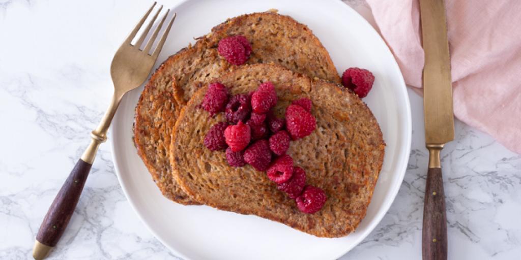 Foto wentelteefjes met frambozen op wit bord