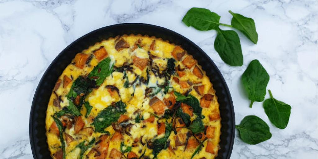 Zoete aardappel tortilla met spinazie