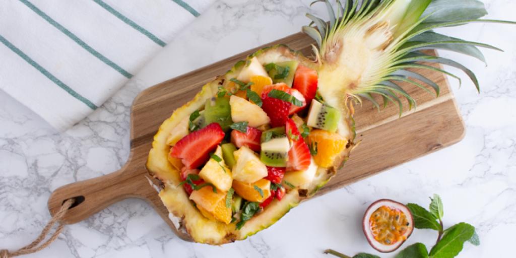 Foto van fruitsalade in halve ananas