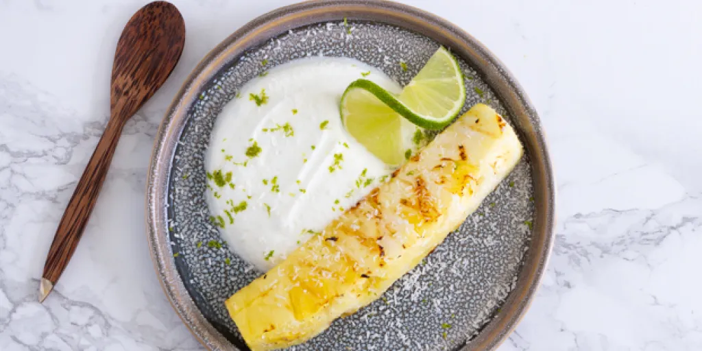 Foto gegrilde ananas met limoenkwark