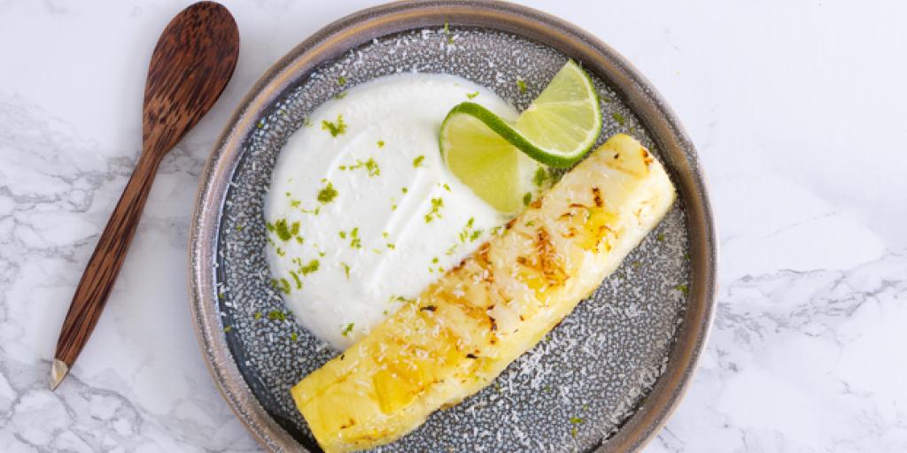 Foto gegrilde ananas met limoenkwark