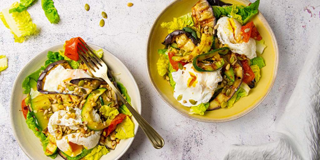 Gegrilde groentesalade met gepocheerde eieren